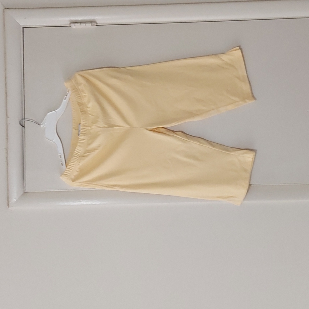 Woman capris, Lisa international, size L, yellow. Approx. Measurement:waist15"